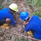 Petugas tengah perbaiki pipa bocor di Panbil. Foto:Humas BP Batam
