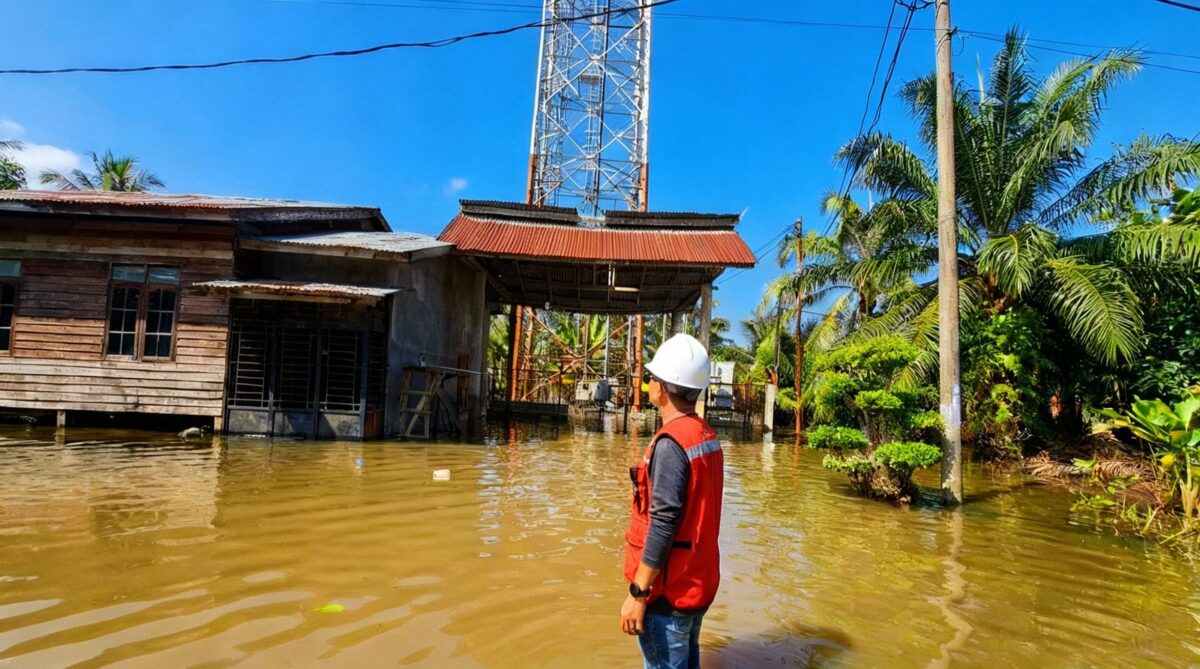 Petugas Indosat tengah menyalurkan paket khusus untuk korban bencana alam. Foto:dok/Indosat-matapedia