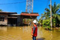 Petugas Indosat tengah menyalurkan paket khusus untuk korban bencana alam. Foto:dok/Indosat-matapedia