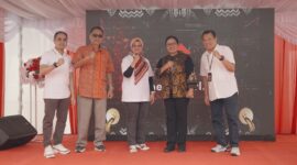 Direktur Wholesale & International Business Service Telkom Honesti Basyir, Komisaris Telkom Rizal Mallarangeng, Direktur Utama Telkom Dian Siswarini, Perwakilan Pemerintah Provinsi Papua, dan EVP Telkom Regional V Amin Soebagyo pada acara peresmian fasilitas edge data center neuCentrIX Telkom ke-28 yang berlokasi di Jayapura, Papua pada Kamis (4/12/2025). Foto:Telkom