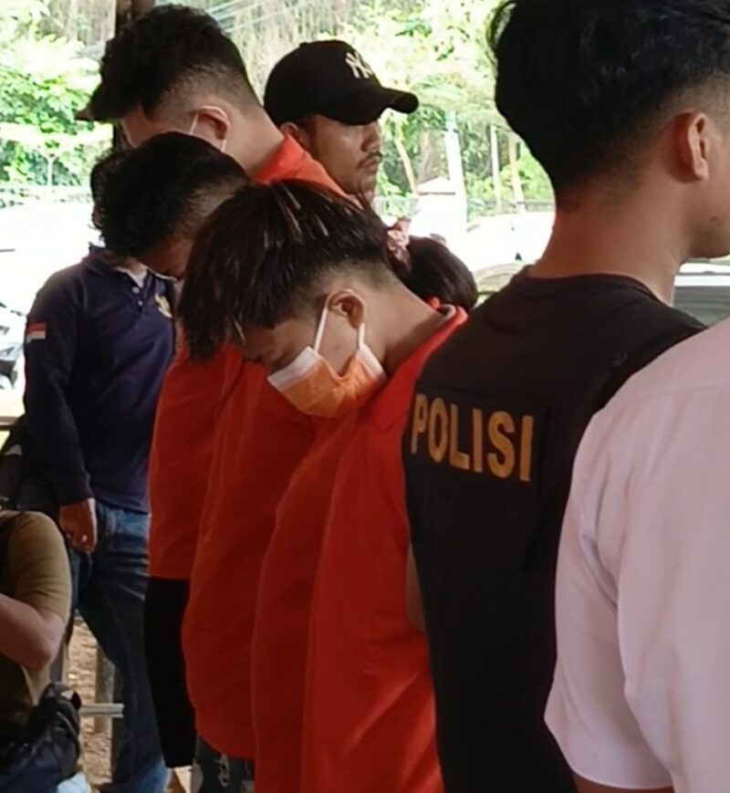 Pera pelaku dihadirkan polisi dalam jumpa pers di Polsek Batu Ampar pada Senin (1/12/2025). Foto:Rendy/matapedia
