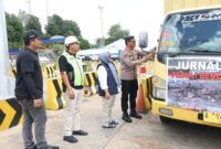 Korwil IJTI Sumatera, Gusti Yenosa, didampingi Kabid Humas Polda Kepri, Kombes Pol Zahwani Pandra Arsyad saat memberangkatkan dua truk pengangkut sembako bantuan kemanusiaan korban bencana Pulau Sumatera, di Pelabuhan Roro Punggur, Sabtu (6/12/2025). Matepedia6.com/ Dok Humas Polda