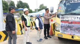 Korwil IJTI Sumatera, Gusti Yenosa, didampingi Kabid Humas Polda Kepri, Kombes Pol Zahwani Pandra Arsyad saat memberangkatkan dua truk pengangkut sembako bantuan kemanusiaan korban bencana Pulau Sumatera, di Pelabuhan Roro Punggur, Sabtu (6/12/2025). Matepedia6.com/ Dok Humas Polda