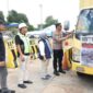 Korwil IJTI Sumatera, Gusti Yenosa, didampingi Kabid Humas Polda Kepri, Kombes Pol Zahwani Pandra Arsyad saat memberangkatkan dua truk pengangkut sembako bantuan kemanusiaan korban bencana Pulau Sumatera, di Pelabuhan Roro Punggur, Sabtu (6/12/2025). Matepedia6.com/ Dok Humas Polda