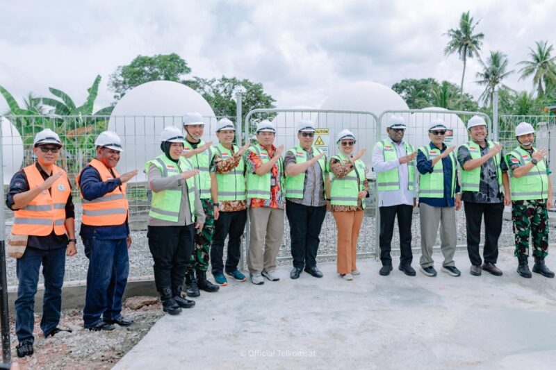 Direktur Utama Telkom Dian Siswarini, Komisaris Telkom Rizal Mallarangeng, Direktur Utama Telkomsat Lukman Hakim Abd Rauf, dan EVP Telkom Regional V Amin Soebagyo saat acara peresmian Community Gateway di Stasiun Bumi Merauke, Kabupaten Merauke, Papua Selatan pada Jumat (5/11/2025). Foto:Telkom/matapedia