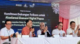 VP Corporate Communication Telkom Andri Herawan Sasoko, Komisaris Telkom Rizal Mallarangeng, Direktur Utama Telkom Dian Siswarini, Direktur Wholesale & International Business Service Telkom Honesti Basyir, dan EVP Telkom Regional V Amin Soebagyo saat acara Press Conference peresmian fasilitas edge data center neuCentrIX Telkom ke-28 yang berlokasi di Jayapura, Papua pada Kamis (4/12/2025). Foto:Telkom/matapedia
