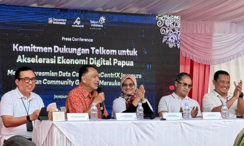 VP Corporate Communication Telkom Andri Herawan Sasoko, Komisaris Telkom Rizal Mallarangeng, Direktur Utama Telkom Dian Siswarini, Direktur Wholesale & International Business Service Telkom Honesti Basyir, dan EVP Telkom Regional V Amin Soebagyo saat acara Press Conference peresmian fasilitas edge data center neuCentrIX Telkom ke-28 yang berlokasi di Jayapura, Papua pada Kamis (4/12/2025). Foto:Telkom/matapedia