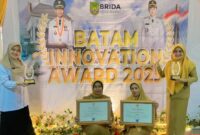 Direktur RSUD Embung Fatimah Batam drg. Raden Roro Sri Widjayanti kiri bersama pegawai menerima penghargaan. Foto:dok/Istimewa