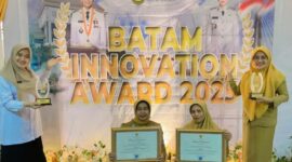 Direktur RSUD Embung Fatimah Batam drg. Raden Roro Sri Widjayanti kiri bersama pegawai menerima penghargaan. Foto:dok/Istimewa