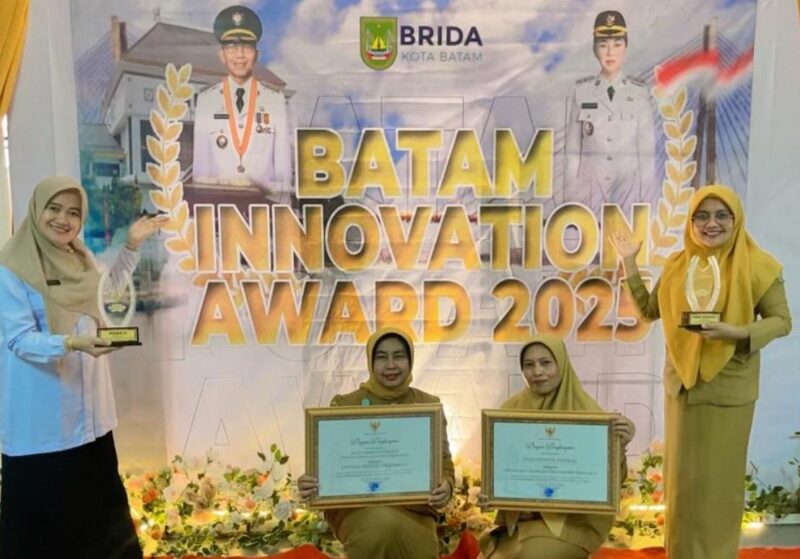 Direktur RSUD Embung Fatimah Batam drg. Raden Roro Sri Widjayanti kiri bersama pegawai menerima penghargaan. Foto:dok/Istimewa