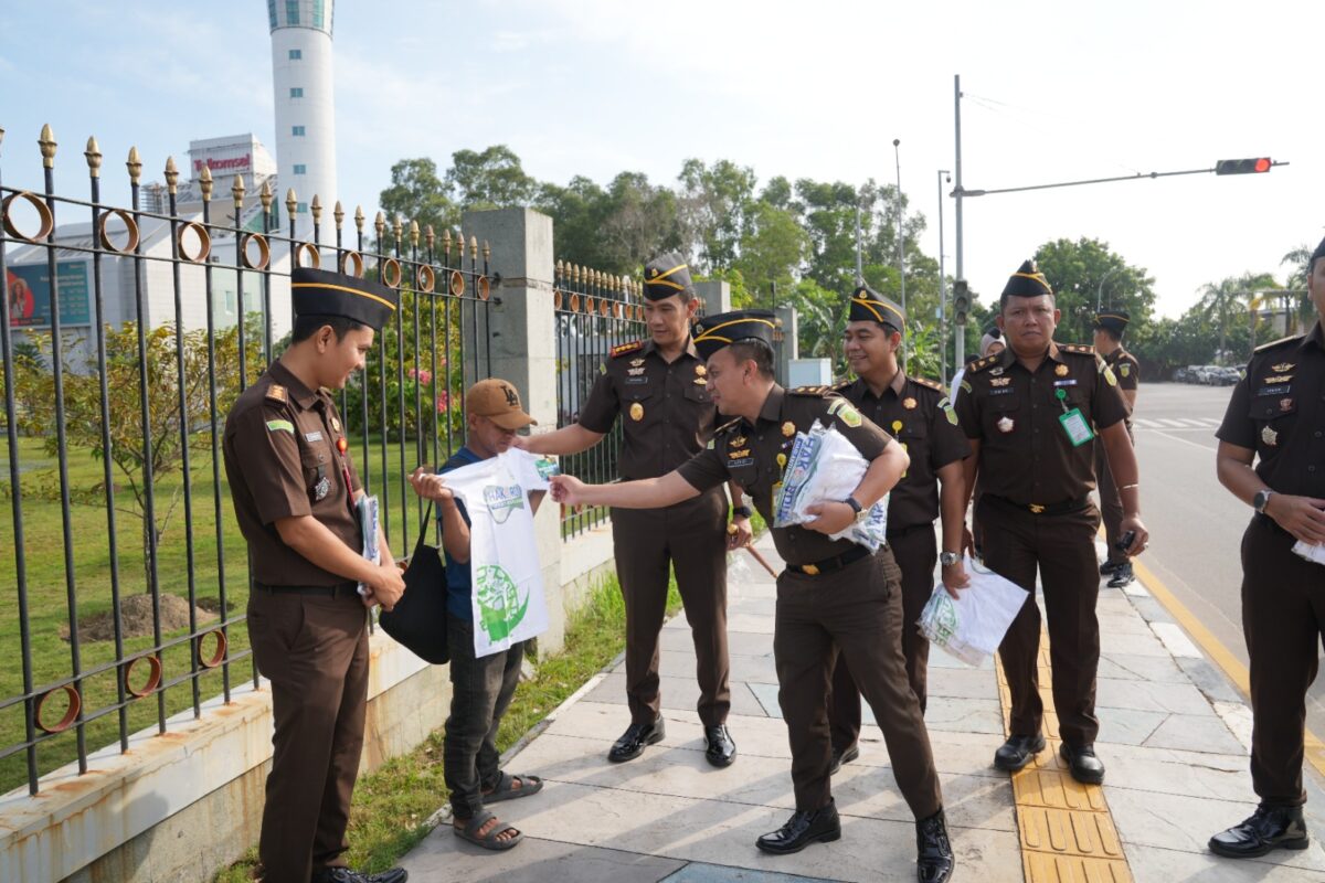 Kejari Batam bersama jajarannya membagikan ratusan kaos dan stiker Hakordia kepada pengguna jalan, Selasa (9/12/2025). Foto:dok/Kejari Batam