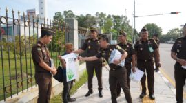 Kejari Batam bersama jajarannya membagikan ratusan kaos dan stiker Hakordia kepada pengguna jalan, Selasa (9/12/2025). Foto:dok/Kejari Batam