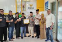 Wakil Ketua II Badan Amil Zakat Nasional (Baznas) Kota Batam, Muhith Marzuqi Sodho (empat dari kanan) menyerahkan piagam penghargaan kepada Ketua PWI Kepri Saibansah Dardani di Kantor Baznas Kota Batam, Senin (8/12/2025) sore. Foto:Istimewa