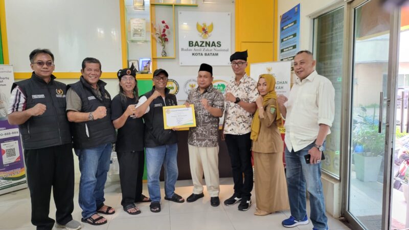 Wakil Ketua II Badan Amil Zakat Nasional (Baznas) Kota Batam, Muhith Marzuqi Sodho (empat dari kanan) menyerahkan piagam penghargaan kepada Ketua PWI Kepri Saibansah Dardani di Kantor Baznas Kota Batam, Senin (8/12/2025) sore. Foto:Istimewa