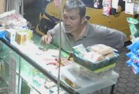 Tangkapan kamera CCTV dugaan pelaku penipuan dengan modus minta uang gotong Royong sebesar Rp 50 ribu kepada warga di RT 20 Kelurahan Rajawali, Kecamatan Jambi Timur, Kamis (11/12/2025). Matapedia6.com/Ali