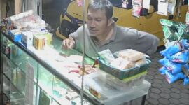 Tangkapan kamera CCTV dugaan pelaku penipuan dengan modus minta uang gotong Royong sebesar Rp 50 ribu kepada warga di RT 20 Kelurahan Rajawali, Kecamatan Jambi Timur, Kamis (11/12/2025). Matapedia6.com/Ali