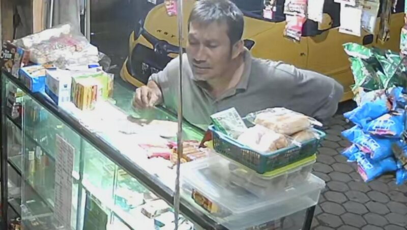 Tangkapan kamera CCTV dugaan pelaku penipuan dengan modus minta uang gotong Royong sebesar Rp 50 ribu kepada warga di RT 20 Kelurahan Rajawali, Kecamatan Jambi Timur, Kamis (11/12/2025). Matapedia6.com/Ali