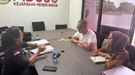 Jaksa tengah memeriksa berkas perkara para tersangka proyek revitalisasi dugaan korupsi Batu Ampar di Kejari Batam dinyatakan P21, Kamis (11/12/2025). Foto;dok/Kejari Batam-matapedia