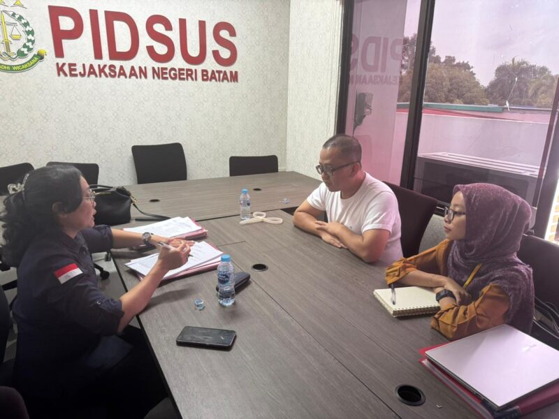 Jaksa tengah memeriksa berkas perkara para tersangka proyek revitalisasi dugaan korupsi Batu Ampar di Kejari Batam dinyatakan P21, Kamis (11/12/2025). Foto;dok/Kejari Batam-matapedia