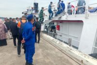 Badan Keamanan Laut (Bakamla) RI melalui Zona Bakamla Barat resmi melepas keberangkatan 70 ton bantuan kemanusiaan untuk masyarakat terdampak bencana di Pulau Sumatra.Bantuan tersebut dikirim menggunakan KN Pulau Nipah-321 dari Dermaga Bintang 99, Batu Ampar, Kamis (11/12/2025). Matapedia6.com/Dok Humas Polresta