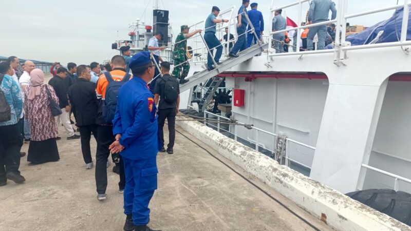 Badan Keamanan Laut (Bakamla) RI melalui Zona Bakamla Barat resmi melepas keberangkatan 70 ton bantuan kemanusiaan untuk masyarakat terdampak bencana di Pulau Sumatra.Bantuan tersebut dikirim menggunakan KN Pulau Nipah-321 dari Dermaga Bintang 99, Batu Ampar, Kamis (11/12/2025). Matapedia6.com/Dok Humas Polresta