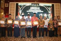 Kepala Kantor Kemenag Tanjungpinang, Erizal, tengah meraih penghargaan keterbukaan informasi publik, Kamis (11/12/2025). Foto:Kemenag Tanjungpinang