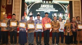 Kepala Kantor Kemenag Tanjungpinang, Erizal, tengah meraih penghargaan keterbukaan informasi publik, Kamis (11/12/2025). Foto:Kemenag Tanjungpinang