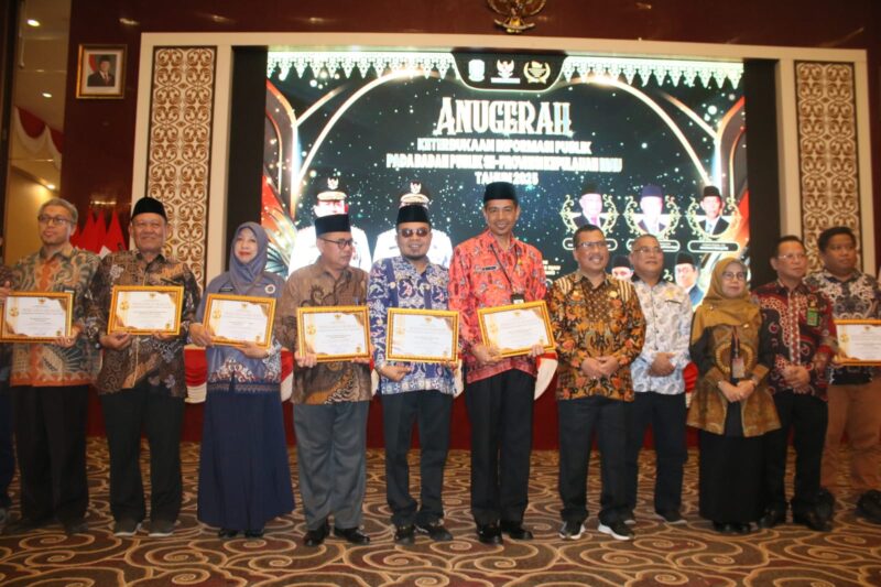 Kepala Kantor Kemenag Tanjungpinang, Erizal, tengah meraih penghargaan keterbukaan informasi publik, Kamis (11/12/2025). Foto:Kemenag Tanjungpinang