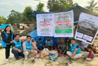 Petugas PLN Batam bersama korban bencana alam beberapa hari lalu. Foto:Humas PLN