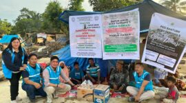 Petugas PLN Batam bersama korban bencana alam beberapa hari lalu. Foto:Humas PLN