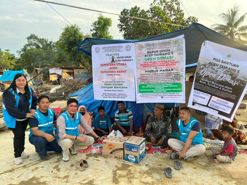 Petugas PLN Batam bersama korban bencana alam beberapa hari lalu. Foto:Humas PLN