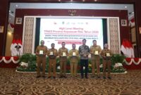 Kepala OJK Kepri, Sinar Danandjaya tengah saat kegiatan high level meeting TPAKD di Kantor Gubernur Kepri. Foto:OJK Kepri