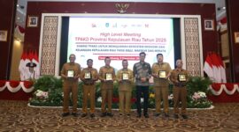 Kepala OJK Kepri, Sinar Danandjaya tengah saat kegiatan high level meeting TPAKD di Kantor Gubernur Kepri. Foto:OJK Kepri