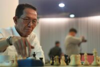 Kepala BP Batam sekaligus Wali Kota Batam Amsakar Achmad bermain catur beberapa hari lalu. Foto:Humas BP Batam