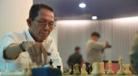 Kepala BP Batam sekaligus Wali Kota Batam Amsakar Achmad bermain catur beberapa hari lalu. Foto:Humas BP Batam