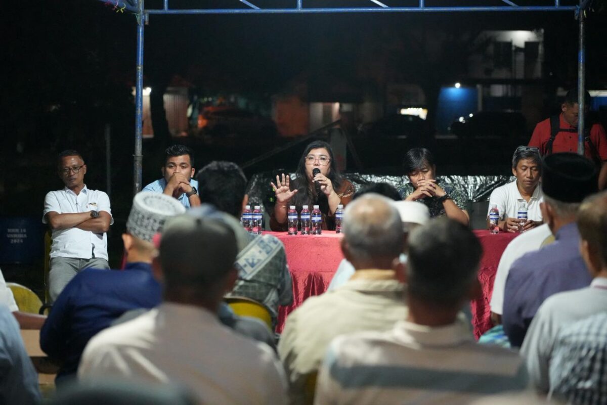 Anggota/Deputi Bidang Pelayanan Umum BP Batam, Ariastuty Sirait, bersama  warga di Fasum RT 02/RW 01, Jumat (12/12) malam. Foto:Humas BP