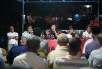 Anggota/Deputi Bidang Pelayanan Umum BP Batam, Ariastuty Sirait, bersama  warga di Fasum RT 02/RW 01, Jumat (12/12) malam. Foto:Humas BP