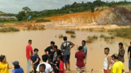 Kolam galian di belakang kantor Kelurahan Kibing, Kecamatan Batu Aji yang merenggut korban jiwa pada Minggu (14/12/2025). Foto:Ist/matapedia