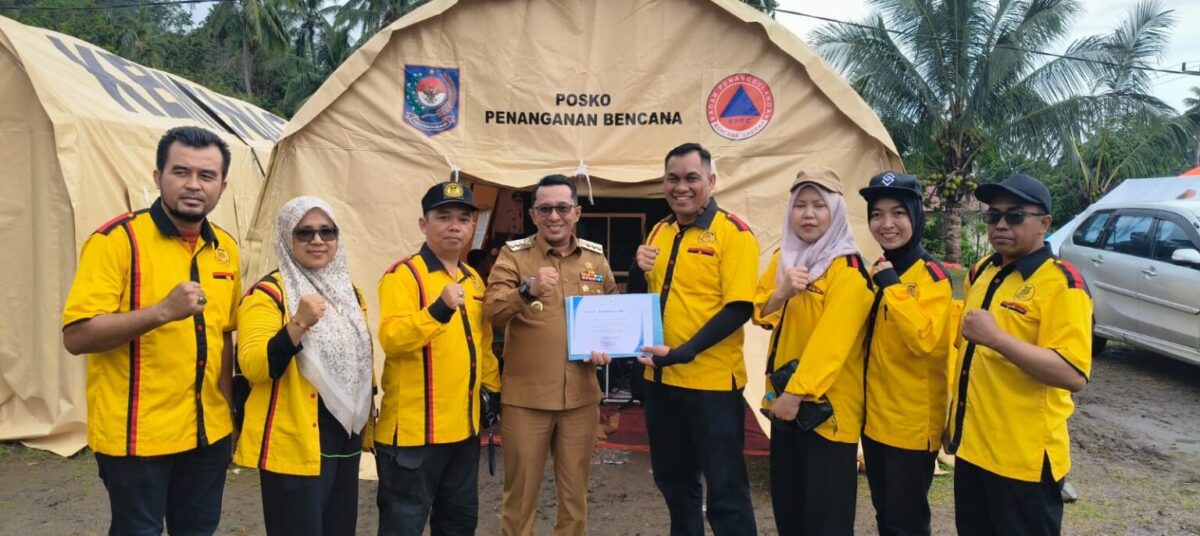 Bupati Tanah Datar Eka Putra bersama dengan IKTD Kota Batam menyalurkan bantuan korban banjir pada Senin (15/12/2025). Foto:dok/Istimewa