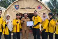 Bupati Tanah Datar Eka Putra bersama dengan IKTD Kota Batam menyalurkan bantuan korban banjir pada Senin (15/12/2025). Foto:dok/Istimewa