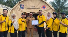 Bupati Tanah Datar Eka Putra bersama dengan IKTD Kota Batam menyalurkan bantuan korban banjir pada Senin (15/12/2025). Foto:dok/Istimewa