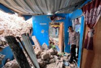 Kapolsek Sekupang Kompol Hippal Tua Sirait saat melihat kondisi rumah warga di Kampung Rawasari, Tanjung pinggir yang hancur diterjang longsor, Senin (15/12/2025). Matapedia6.com/Dok Polsek