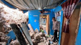 Kapolsek Sekupang Kompol Hippal Tua Sirait saat melihat kondisi rumah warga di Kampung Rawasari, Tanjung pinggir yang hancur diterjang longsor, Senin (15/12/2025). Matapedia6.com/Dok Polsek