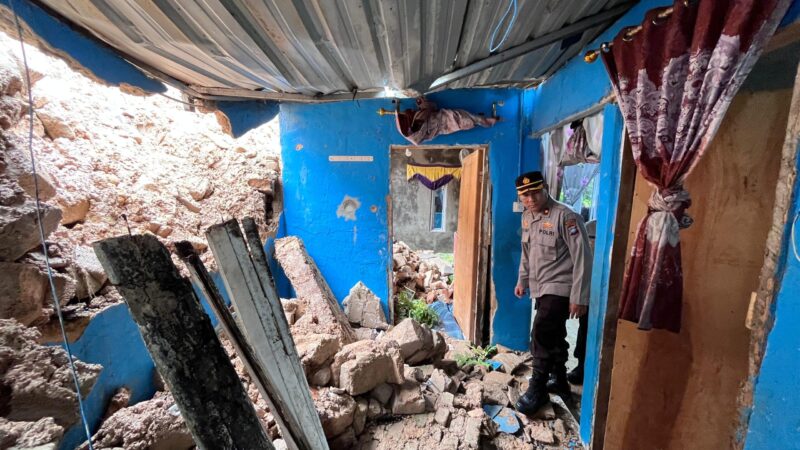 Kapolsek Sekupang Kompol Hippal Tua Sirait saat melihat kondisi rumah warga di Kampung Rawasari, Tanjung pinggir yang hancur diterjang longsor, Senin (15/12/2025). Matapedia6.com/Dok Polsek