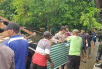 Warga bersama kepolisian dari Sektor Belakang Padang saat membantu evakuasi barang-barang dari rumah yang roboh dihantam gelombang di Kelurahan Sekanak Raya, Kecamatan Belakang Padang, Senin (15/12/2025). Matapedia6.com/Dok Polresta