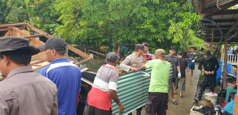Warga bersama kepolisian dari Sektor Belakang Padang saat membantu evakuasi barang-barang dari rumah yang roboh dihantam gelombang di Kelurahan Sekanak Raya, Kecamatan Belakang Padang, Senin (15/12/2025). Matapedia6.com/Dok Polresta