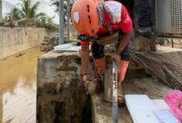 Teknisi Telkom melakukan pemulihan jaringan pasca bencana longsor dan banjir bandang di Aceh, Sumatra Utara dan Sumatra Barat. Foto:Telkom