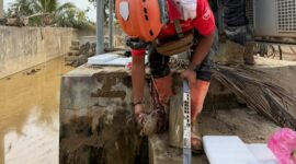 Teknisi Telkom melakukan pemulihan jaringan pasca bencana longsor dan banjir bandang di Aceh, Sumatra Utara dan Sumatra Barat. Foto:Telkom