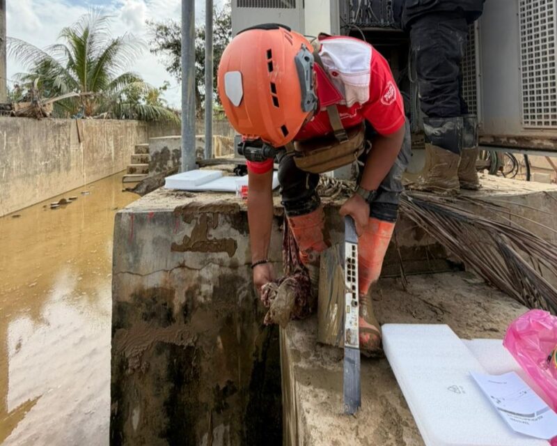 Teknisi Telkom melakukan pemulihan jaringan pasca bencana longsor dan banjir bandang di Aceh, Sumatra Utara dan Sumatra Barat. Foto:Telkom