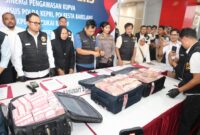 Polda Kepri bersama Bea Cukai konferensi pers pembawa uang Rp 7,7 M ke Singapura, Senin (15/12/2025). Foto:dok/Humas Polda Kepri